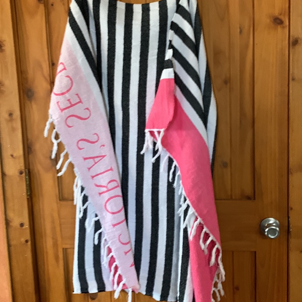 Victoria Secret blanket - Picture 5 of 6